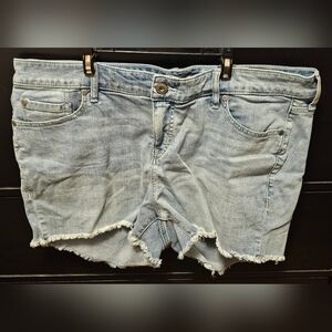 Torrid 3.5 Inch Frayed Hem Denim Shorts Size 18 Light Wash NWT